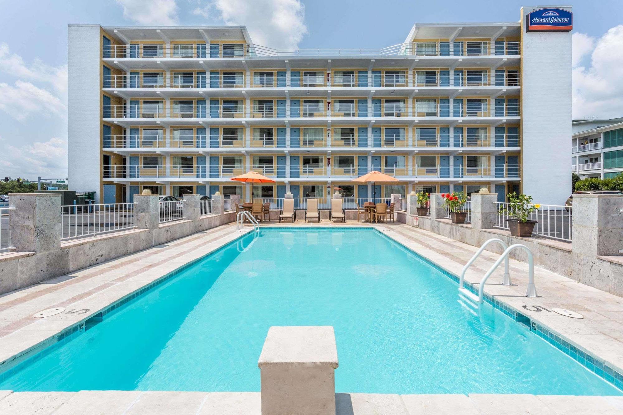 Howard Johnson By Wyndham Virginia Beach At The Beach Exterior photo